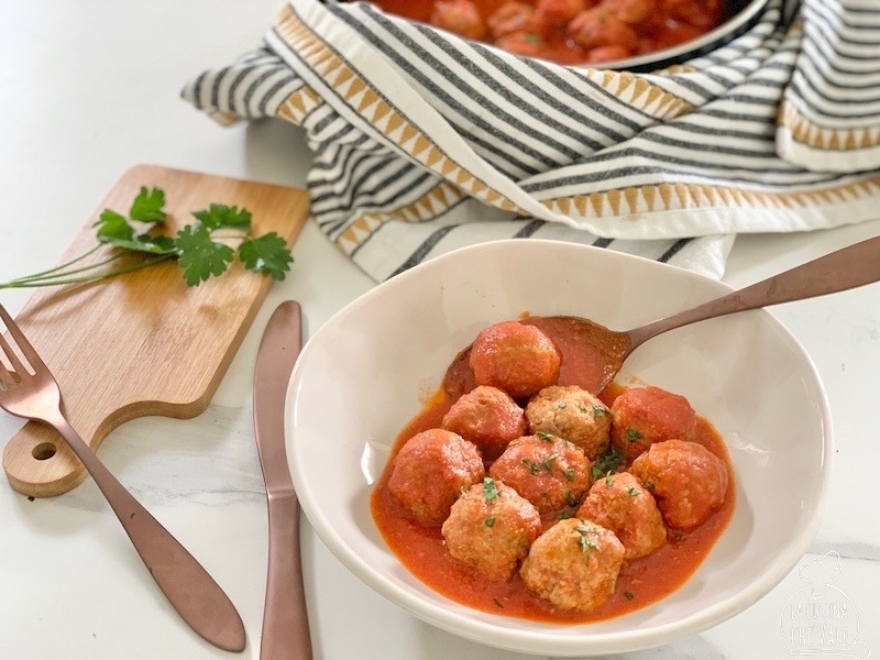 Le polpette al sugo sono un secondo piatto a base di carne davvero gustoso e facile da fare. Seguendo i miei consigli le preparerete in 15 minuti e dopo 20 minuti di cottura saranno pronte. Vincono per la loro morbidezza.