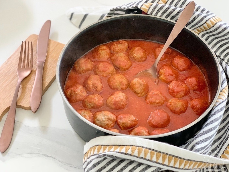 Le polpette al sugo sono un secondo piatto a base di carne davvero gustoso e facile da fare. Seguendo i miei consigli le preparerete in 15 minuti e dopo 20 minuti di cottura saranno pronte. Vincono per la loro morbidezza.