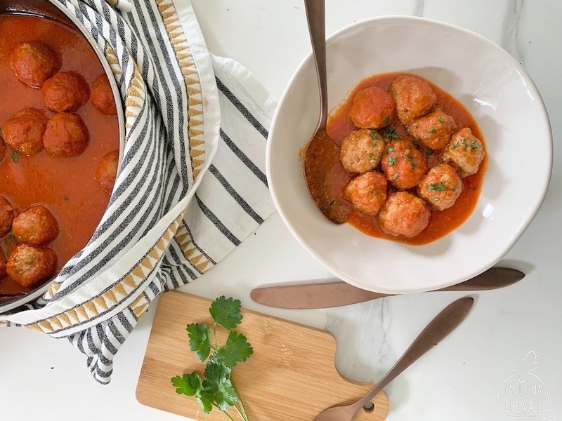 Le polpette al sugo sono un secondo piatto a base di carne davvero gustoso e facile da fare. Seguendo i miei consigli le preparerete in 15 minuti e dopo 20 minuti di cottura saranno pronte. Vincono per la loro morbidezza.