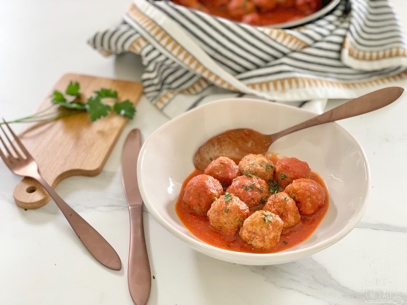 Le polpette al sugo sono un secondo piatto a base di carne davvero gustoso e facile da fare. Seguendo i miei consigli le preparerete in 15 minuti e dopo 20 minuti di cottura saranno pronte. Vincono per la loro morbidezza.