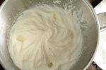 Montate la panna con lo zucchero e unitela al composto di Philadelphia e yogurt.