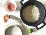 Servite il risotto con i gamberi rossi, le chips di topinambur, una bella grattata di buccia di lime e qualche scaglia di sale.