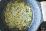 Affettate finemente la cipolla e fatela soffriggere con poco olio.