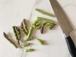 Pulite gli asparagi e tagliateli a pezzetti. <br />
Preparate un pentolino con acqua bollente, bollite gli asparagi per 5 minuti, devono rimanere croccanti, scolateli e se volete mantenere il colore verde brillante metteteli in acqua e ghiaccio.