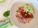 In una ciotola sbriciolate il pane, se risultasse troppo bagnato strizzatelo. Aggiungete i pomodori, i cetrioli, le foglie di basilico spezzettate a mano, il cipollotto sgocciolato.<br />
Aggiungete il Galbanino.