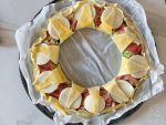 Spennellate la torta salata con un tuorlo d'uovo.