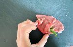 Arrotolate la fettina di carne avendo cura di inserire i bordi all'interno dell'involtino per evitare che il ripieno fuoriesca.