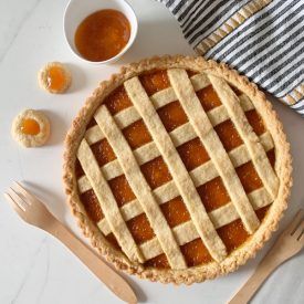 La ricetta della crostata perfetta vi stupirà per la sua facilità di realizzazione e per la sua vera bontà, pochi semplici ingredienti per un risultato strepitoso.