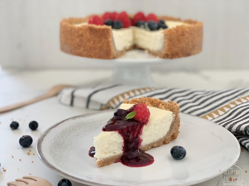 La famosa New York cheesecake è cotta ed è una ricetta molto facile e molto gustosa, un must della cucina ormai internazionale. Questa versione della cheesecake prevede la cottura in forno per circa 60 minuti e poi il raffreddamento in frigorifero per almeno 1 notte perchè va consumata fredda.