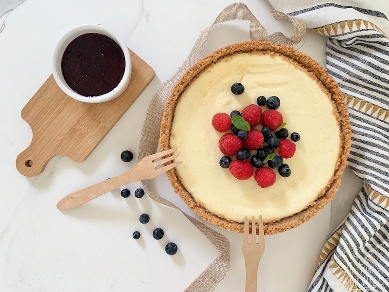 La famosa New York cheesecake è cotta ed è una ricetta molto facile e molto gustosa, un must della cucina ormai internazionale. Questa versione della cheesecake prevede la cottura in forno per circa 60 minuti e poi il raffreddamento in frigorifero per almeno 1 notte perchè va consumata fredda.