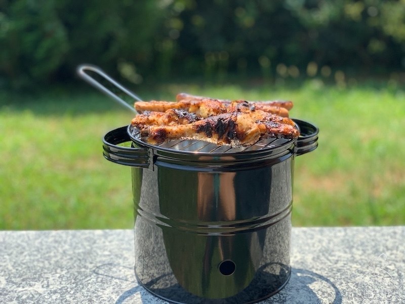 La grigliata di pollo è perfetta per questa stagione estiva, sia che si faccia in casa sulla griglia, sia con il barbecue all'aperto. La carne di pollo si presta molto bene a questo tipo di cottura perchè è leggera e buonissima.