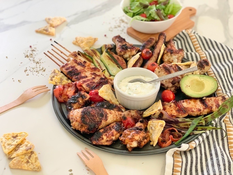La grigliata di pollo è perfetta per questa stagione estiva, sia che si faccia in casa sulla griglia, sia con il barbecue all'aperto. La carne di pollo si presta molto bene a questo tipo di cottura perchè è leggera e buonissima.