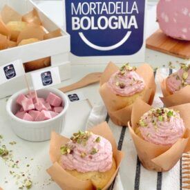 I muffin salati sono versatili, sempre graditi, facili e veloci da preparare. Oggi ve li propongo con una crema di Mortadella Bologna Igp e pistacchi.