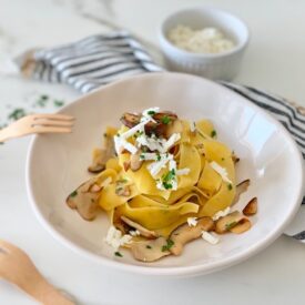 Le pappardelle con funghi porcini sono un vero classico stagionale, un piatto che ti scalda il cuore, molto facile da fare e ricco di gusto. Con l'aggiunta di ricotta salata il sapore sarà davvero accattivante.