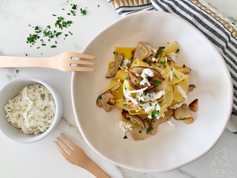 Le pappardelle con funghi porcini sono un vero classico stagionale, un piatto che ti scalda il cuore, molto facile da fare e ricco di gusto. Con l'aggiunta di ricotta salata il sapore sarà davvero accattivante.