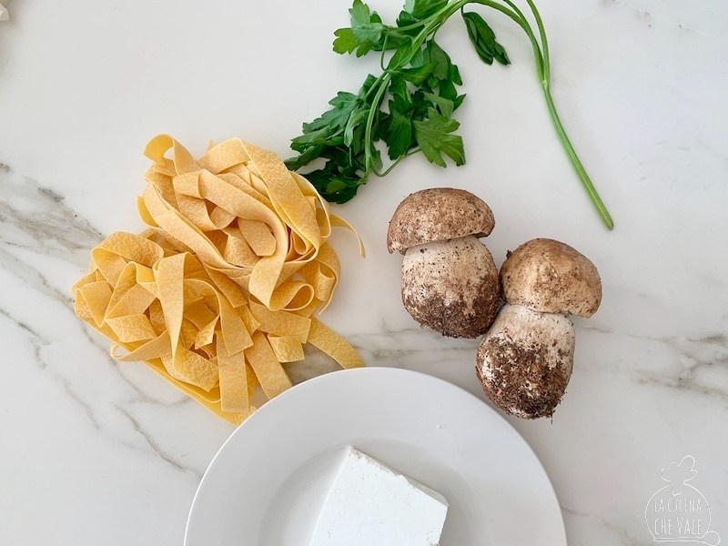 Le pappardelle con funghi porcini sono un vero classico stagionale, un piatto che ti scalda il cuore, molto facile da fare e ricco di gusto. Con l'aggiunta di ricotta salata il sapore sarà davvero accattivante.