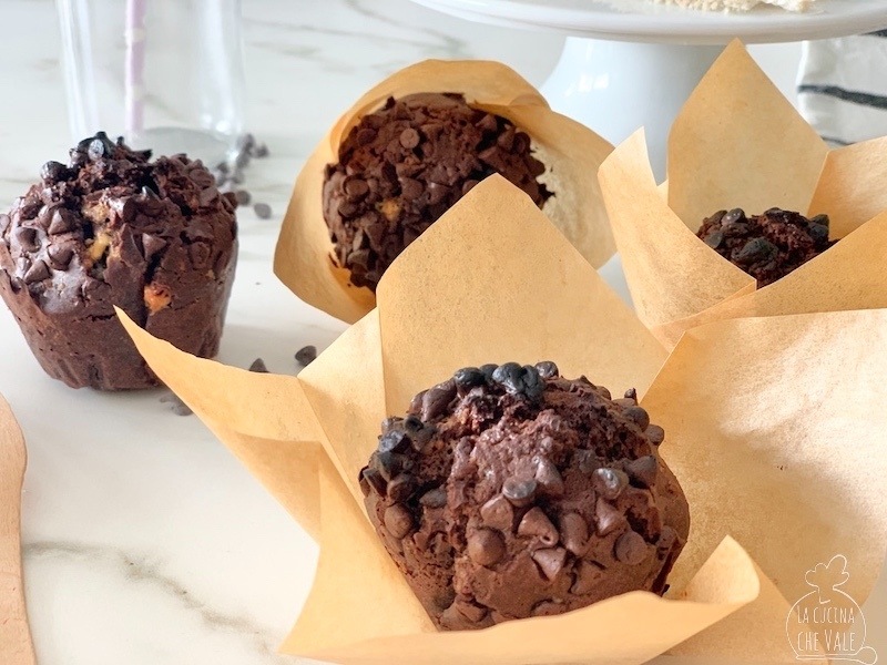 I muffin al doppio cioccolato sono una ricetta davvero facile da preparare. Sono buoni, sani e super gustosi, perfetti per la colazione o per la merenda dei nostri bambini ma, anche della nostra.