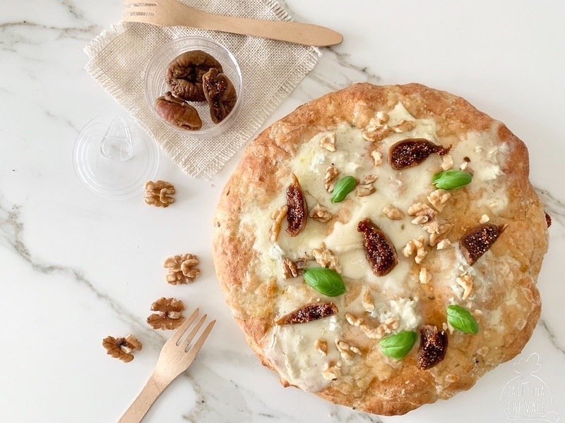 La pizza autunnale è perfetta per questa stagione, gustosa e facile da fare perchè ricca di ingredienti da dispensa. Questa pizza è senza pomodoro.