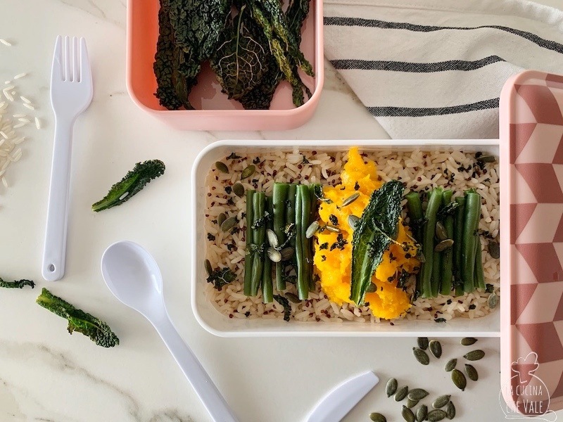 Il riso basmati con zucca è una vera delizia a cui aggiungere fagiolini e chips di cavolo nero e semi di zucca. Un vero pasto da ufficio, la classica schiscetta, sana e perfetta da preparare il giorno prima con ingredienti da dispensa.