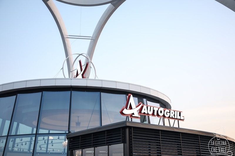 Riapre a Milano l'Autogrill Villoresi Ovest dopo una importante ristrutturazione, dal passato al futuro, dal 1958 al 2020. Tante novità food e innovazione.