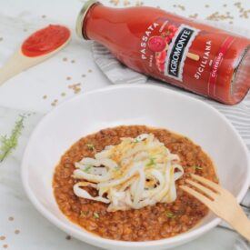 Chiamarla minestra di lenticchie o ragù di lenticchie non cambia. Passata di pomodoro, lenticchie piccole, curry e calamari sono gli ingredienti.