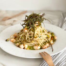 Gli spaghetti gamberi e zucchine sono un piatto classico. Qui trovate una ricetta facilissima in 2o minuti con due trucchi per fare un figur