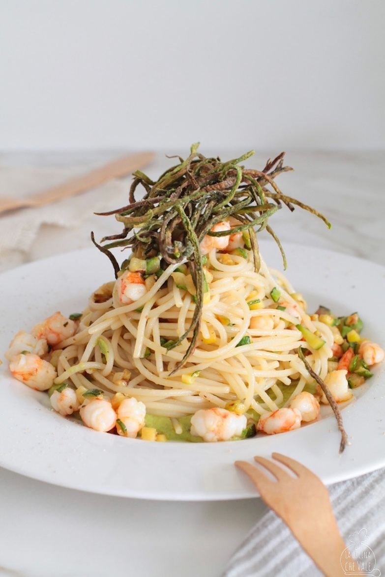 Gli spaghetti gamberi e zucchine sono un piatto classico. Qui trovate una ricetta facilissima in 2o minuti con due trucchi per fare un figur