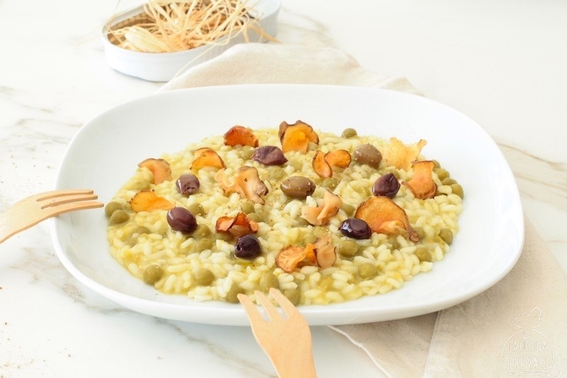Il risotto piselli, olive e topinambur è un piatto furbo, fatto con ingredienti da dispensa. Mantecato con solo olio sxtarvergine e pronto in 20 minuti.