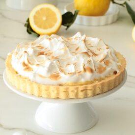 La crostata limone e meringa, conosciuta come meringue lemon tarte è un dolce stratosferico. Dolce e aspro, due gusti che si calibrano alla perfezione.