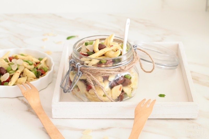 L'insalata di pasta fredda da servire in barattolo è facile e veloce da fare. Puoi usarla per un pic nic ed è fatta solo da ingredienti da dispensa.