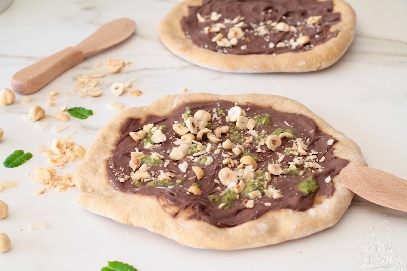 La pizza senza lievitazione è una ricetta geniale, veloce e facile sia dolce che salata. La mia è dolce con nutella, pesto di pistacchi e nocciole.