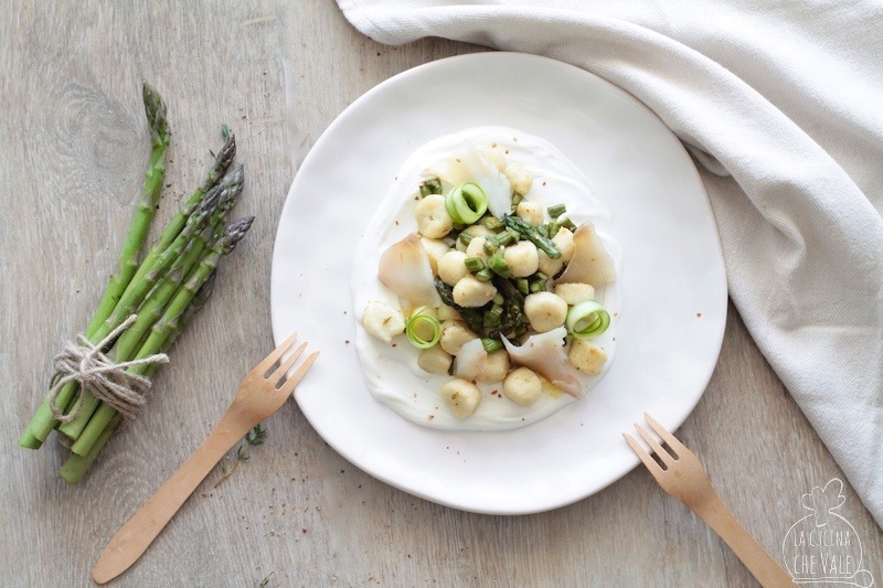 Gli gnocchi con asparagi, stoccafisso norvegese e crema di robiola sono un primo piatto gustoso, sano e facile da fare. Pochi e semplici ingredienti, salute e benessere a tavola.