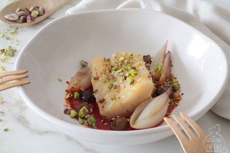 Lo stoccafisso norvegese con pomodoro è un secondo piatto delizioso, veloce e facile da fare, da servire anche come antipasto o finger food.