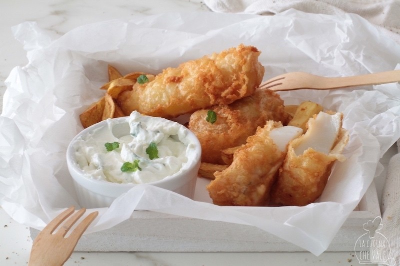 Fish and chips è un classico piatto della tradizione anglosassone, croccante fuori e morbido dentro è ottimo se usi un baccalà di qualità.