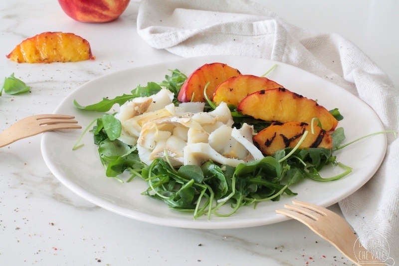 L’insalata di baccalà con pesche rucola è un piatto estivo facile e gustoso. È pronto in 15 minuti ed è perfetto per tutte le occasioni.