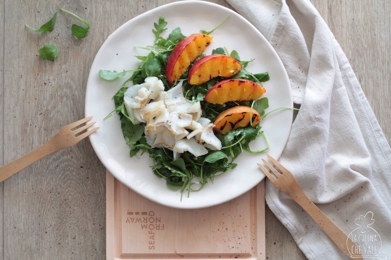 L’insalata di baccalà con pesche rucola è un piatto estivo facile e gustoso. È pronto in 15 minuti ed è perfetto per tutte le occasioni.