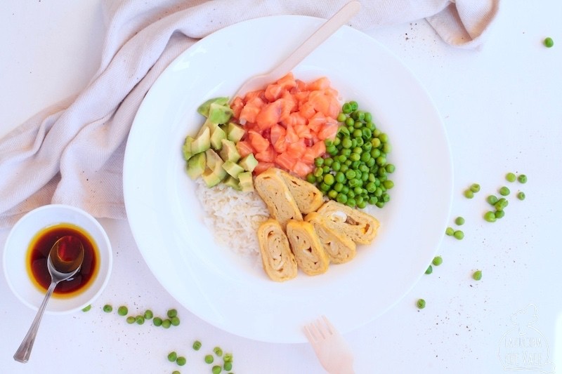 La bowl con salmone norvegese è una ricetta facile e dal sapore etnico, un piatto unico perfetto per l'estate con frittata, avocado e piselli.