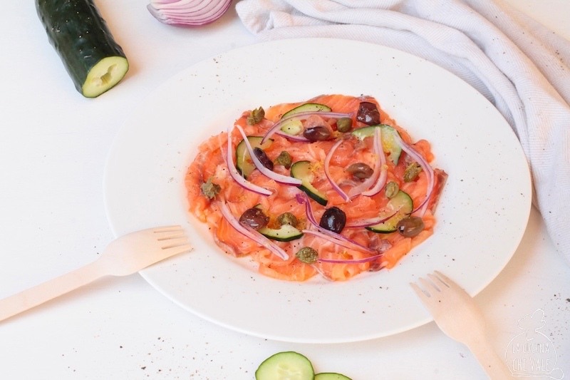 Il sashimi di salmone è un piatto fresco e perfetto per la stagione estiva, bastano pochi ingredienti: il salmone norvegese crudo, le olive, i capperi, i cetrioli e la cipolla rossa.