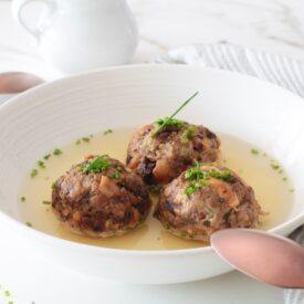 I canederli ai funghi sono una ricetta facile e davvero gustosa, pronta in poco tempo grazie a ingredienti da dispensa e al brodo pronto.