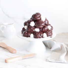 I profiteroles sono un dolce al cucchiaio goloso: bignè ripieni di crema chantilly e ricoperti di glassa al cioccolato fondente. Facilissimi.