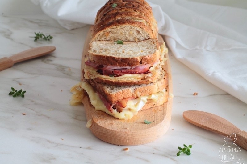 Pan bauletto farcito di prosciutto e formaggio, tanti toast sfiziosi pronti in 5 minuti e perfetti per ogni occasione, un vero salva cena.