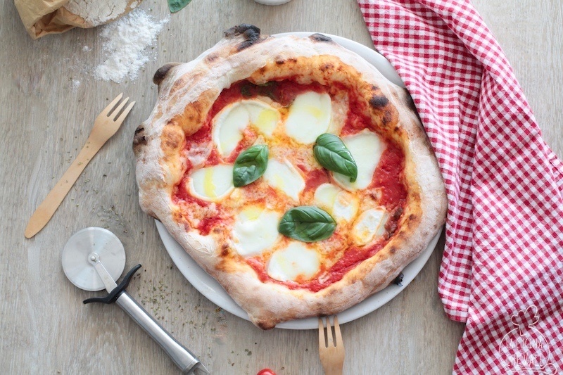 Hai deciso di viziarti e preparare la pizza margherita da mangiare in famiglia o davanti un bel film? Oggi non è più necessario utilizzare il classico forno e sottostare ai tempi di cottura, esistono infatti diversi modelli di forno elettrico capaci di riprodurre ricette con lo stesso risultato, impiegando però solo pochi minuti!