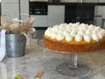 Lo yogurt è uno degli ingredienti più diffusi per la preparazione di dolci, sia freddi che caldi, sia in versione cotta che in versione cruda. Si può usare quello greco, quello bianco naturale, il kefir e la consistenza sarà sempre davvero unica.