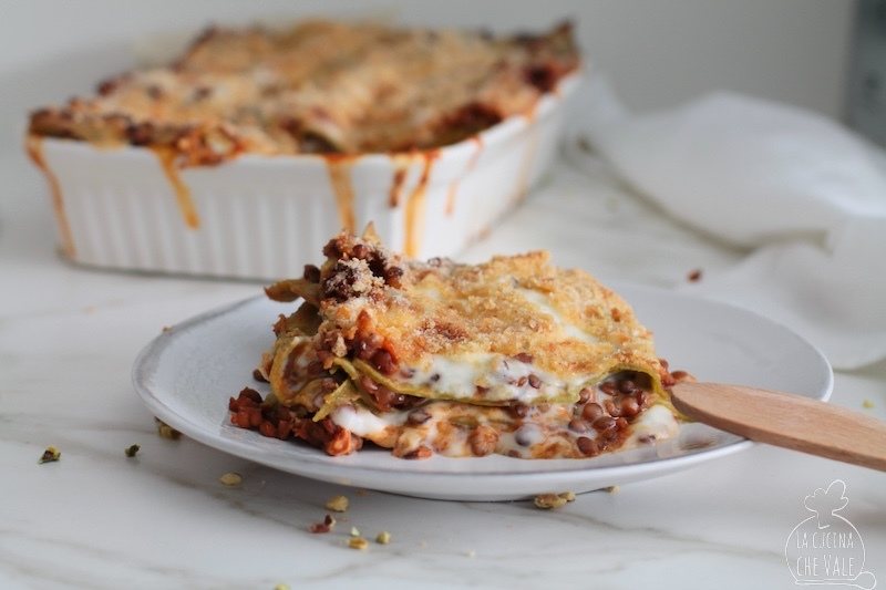 Le lasagne vegetariane con ragù di lenticchie sono un primo piatto pazzesco! Ti sembrerà di mangiare la classiche lasagne al ragù, provare per credere!