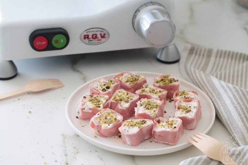 I rotolini di mortadella e pistacchi sono la ricetta più facile e veloce di sempre, perfetta come antipasto, come aperitivo e per un buffet. 