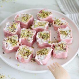 I rotolini di mortadella e pistacchi sono la ricetta più facile e veloce di sempre, perfetta come antipasto, come aperitivo e per un buffet.