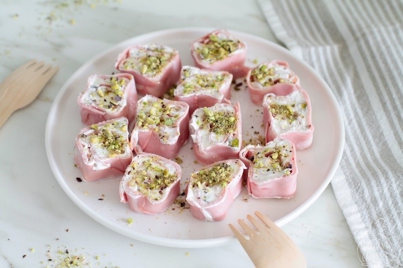 I rotolini di mortadella e pistacchi sono la ricetta più facile e veloce di sempre, perfetta come antipasto, come aperitivo e per un buffet.