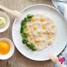 Il carpaccio di scampi crudi è una ricetta gourmet di facile esecuzione, arricchita con mango, avocado e mandorle tostate.Perfetta per un antipasto chic