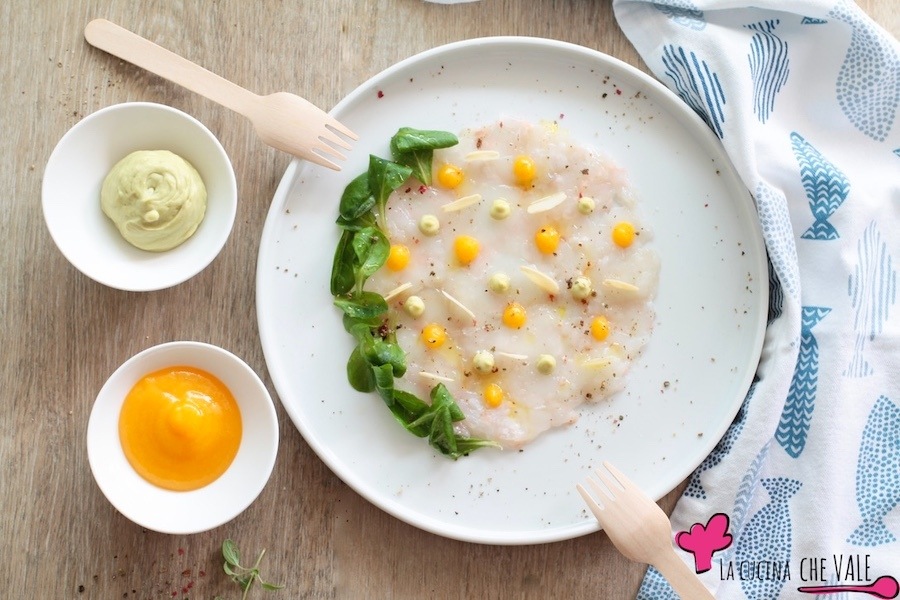 Il carpaccio di scampi crudi è una ricetta gourmet di facile esecuzione, arricchita con mango, avocado e mandorle tostate.Perfetta per un antipasto chic