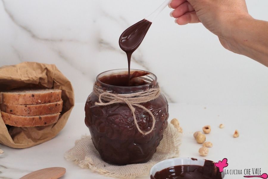 Nutella fatta in casa ma con solo 2 ingredienti, sana, facile e veloce. Prova a farla, ci vogliono solo 5 minuti.